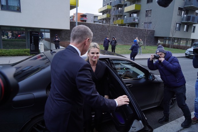 FOTO: Poraženi prezidentský kandidát Andrej Babiš se svou ženou Monikou během příjezdu do svého volebního štábu. – stránka 262