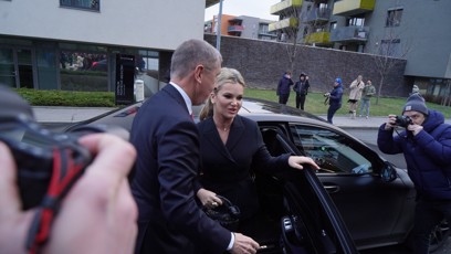 FOTO: Poraženi prezidentský kandidát Andrej Babiš se svou ženou Monikou během příjezdu do svého volebního štábu.