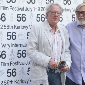 Geoffrey Rush s Bartoškou před hotelem Pupp.