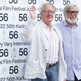 Geoffrey Rush přiletěl v dobré náladě.