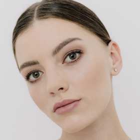 Anna Amélie Vašáková (21) měří 171 cm a pochází z Prahy.