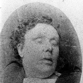 Jedna z obětí Jacka Rozparovače – Annie Chapman. Na rozdíl od ostatních byla během života vdaná.
