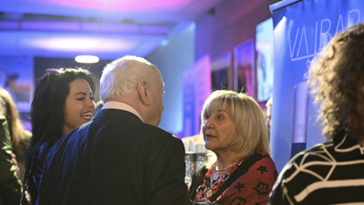 FOTO: Felix Slováček si následně šel popovídat s další ženou, tajemnou blondýnou.
