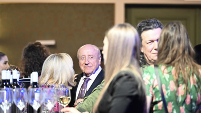 FOTO: Felix Slováček si večer užíval v obklopení žen.