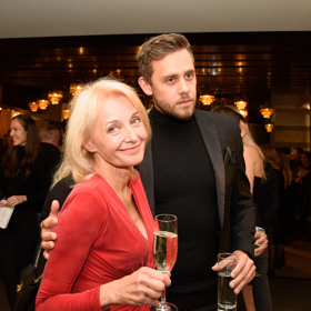 Syn dělal mamince doprovod.