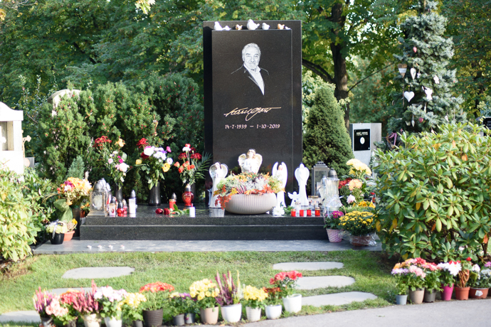FOTO: Hrob Karla Gotta, tři roky od smrti zpěváka. – stránka 109