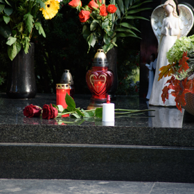 Všude je plno svíček a květin.