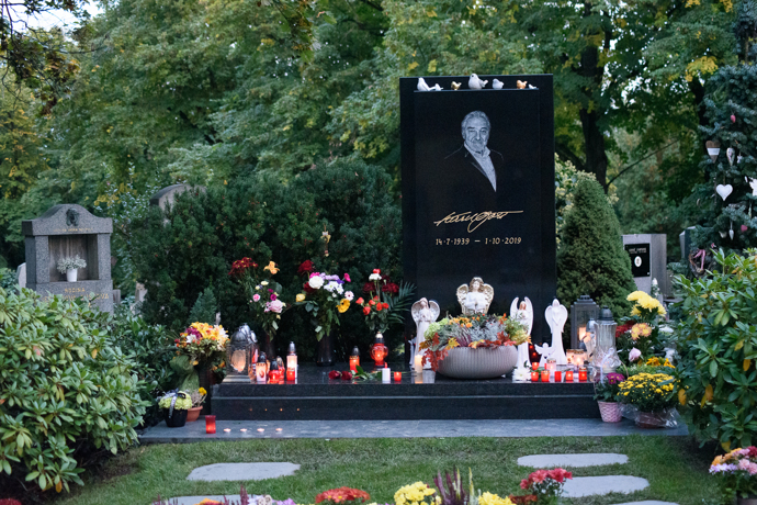 FOTO: Hrob Karla Gotta, tři roky od smrti zpěváka. – stránka 88