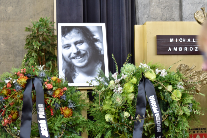 FOTO: Na pohřeb Michala Ambrože dorazila řada známých osobností i fanoušků z řad rockerů. – stránka 2953