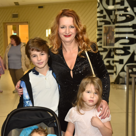 Markéta Muzikářová se svými dětmi. 