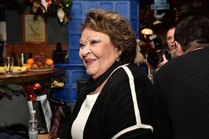 FOTO: Jiřina Bohdalová se vrátila z nemocnice a poprvé po nemoci a zlomeném obratli se ukázala ve společnosti. – stránka 755