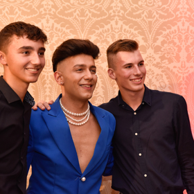 I když je Honzovi těžko na duši, musí nasadit úsměv a být tu pro své fanoušky. 