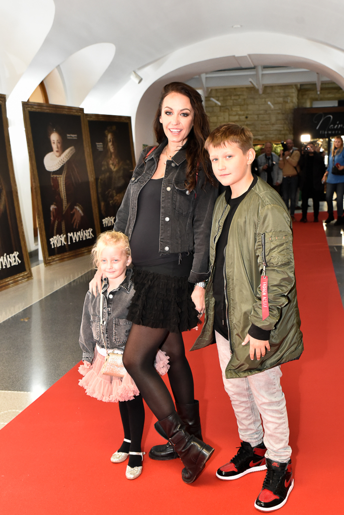 FOTO: Agáta s dětmi Kryšpínem a Miou na premiéře pohádky Princ mamánek. – stránka 2840