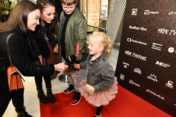 FOTO: Agáta s dětmi Kryšpínem a Miou na premiéře pohádky Princ mamánek. – stránka 2839