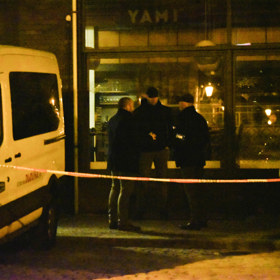 Muž se polil zatím neznámou hořlavinou a zapálil se.