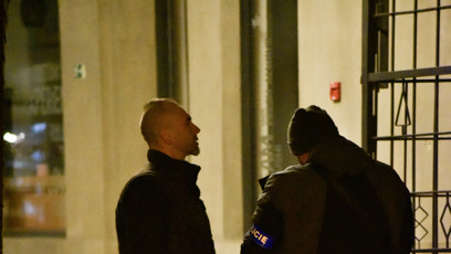 FOTO: V centru Prahy se pokusil upálit muž.