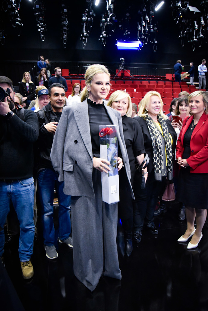 FOTO: Monika Babišová v kostýmku. – stránka 275