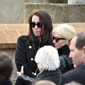 Agáta Hanychová s maminkou Veronikou Žilkovou na pohřbu její babičky Olgy. Smutek skrývaly za slunečnými brýlemi. 