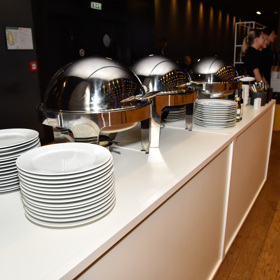 Připravené jsou i nádoby na oběd. Ten se ale bude servírovat později. 