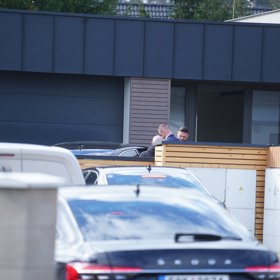 Bodyguardi ho doprovodili do domu.