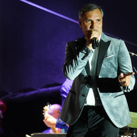 Jiří Macháček si v pátek večer podmanil Vary a naznačil, že se schyluje k obří narozeninové párty. Zopakuje se scéna z roku 2010?