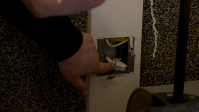 FOTO: Elektrické rozvody nevypadají zrovna bezpečně.