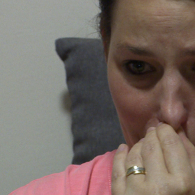 Zdravotní sestřička Saša si sáhne na dno.