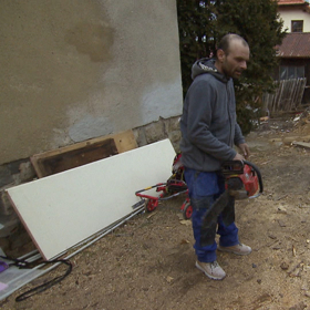 Simonin muž František holduje alkoholu. 