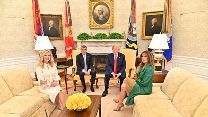 FOTO: Babiš s manželkou a Donaldem Trumpem