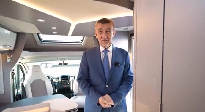 FOTO: Svým novým autem se pochlubil na sociálních sítích. – stránka 1296