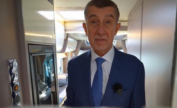 FOTO: Babiš má v obytňáku veškeré vybavení. – stránka 1295