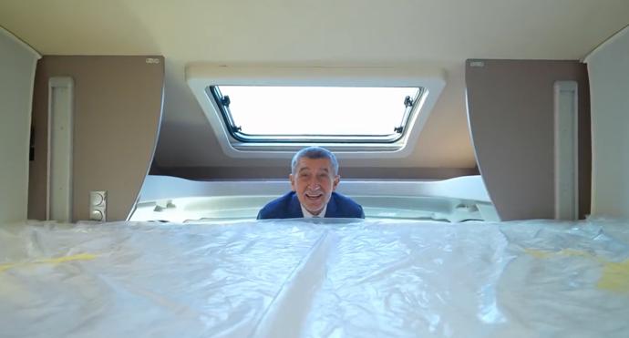 FOTO: Největší radost má z postele. – stránka 1292