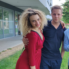 Ve videu se i tančí, Banga si pozval známé tanečníky Jana Ondera a Natálii Otáhalovou.