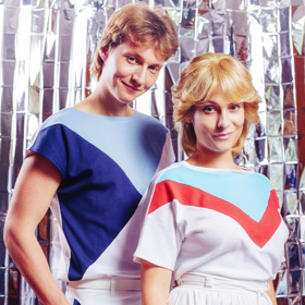 Vojtěch Vodochodský  jako Petr Sepéši a Anna Fialová coby Iveta Bartošová v seriálu Iveta.