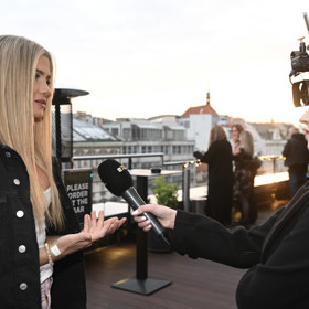 Dolehne to na ni v soukromí