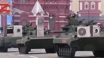 FOTO: Ukrajina udělala parodii na ruskou vojenskou přehlídku.