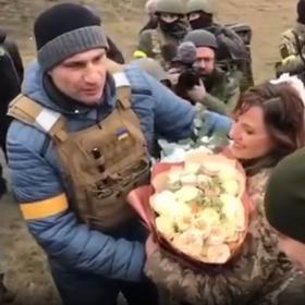 Vitalij Kličko na svatbě během války na Ukrajině.