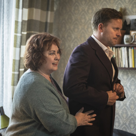 Prachařovu maminku si ve filmu Buď chlap! zahrála Naďa Konvalinková.