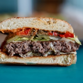 Takhle vypadá hovězí burger po rozříznutí.