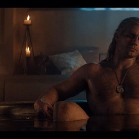 Henry Cavill během jedné ze scén v seriálu Zaklínač.