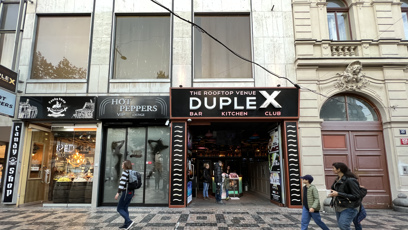 FOTO: Karlos si vodil milenku do pražského bytu v centru Prahy.