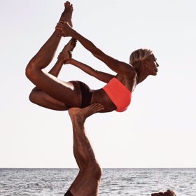 Akrobatickými pozicemi se baví na každé dovolené.