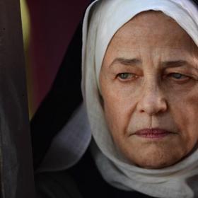 Charlotte Rampling v roli matky představené.