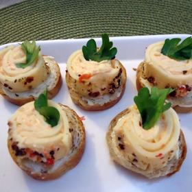 Místo pomazánky lze použít rozkrájená sýrová rolka.