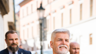 FOTO: Petr Pavel se vydal na symbolickou cestu do nové kanceláře.