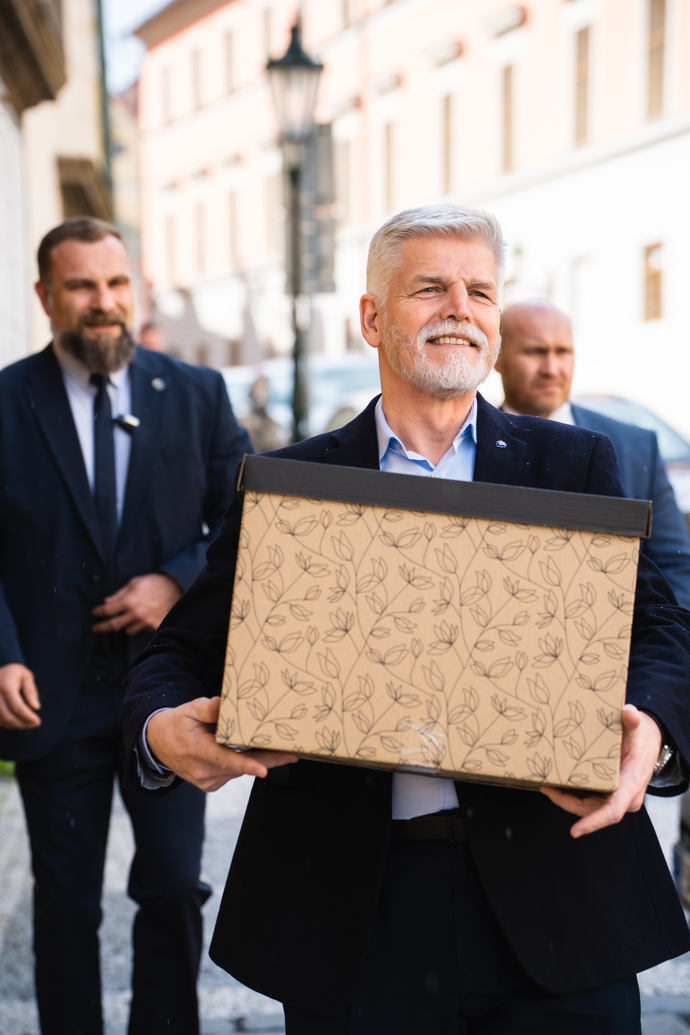 FOTO: Petr Pavel se vydal na symbolickou cestu do nové kanceláře. – stránka 2420