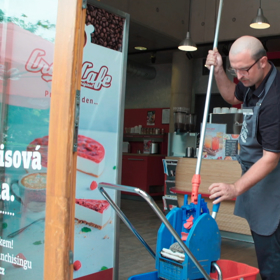 První díl reality show Utajený šéf bude z kavárenského prostředí. 