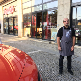 Provozní ředitel CrossCafe Petr Tichavský v přestrojení za nového člena týmu. 