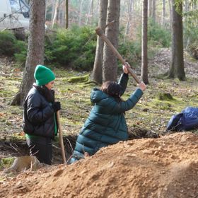 Jitka Čvančarová vzala krumpáč a šla na to.