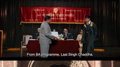 FOTO: Porovnání indické verze Forresta Gumpa (nahoře) s americkým originálem z roku 1994 (dole).